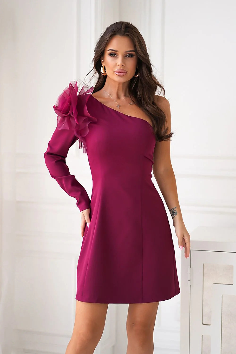 robe mini ajustée asymétrique monoépaule manche longue trapèze évasée fuchsia structurée organza fleur volumineuse ornement épaule fermeture dissimulée