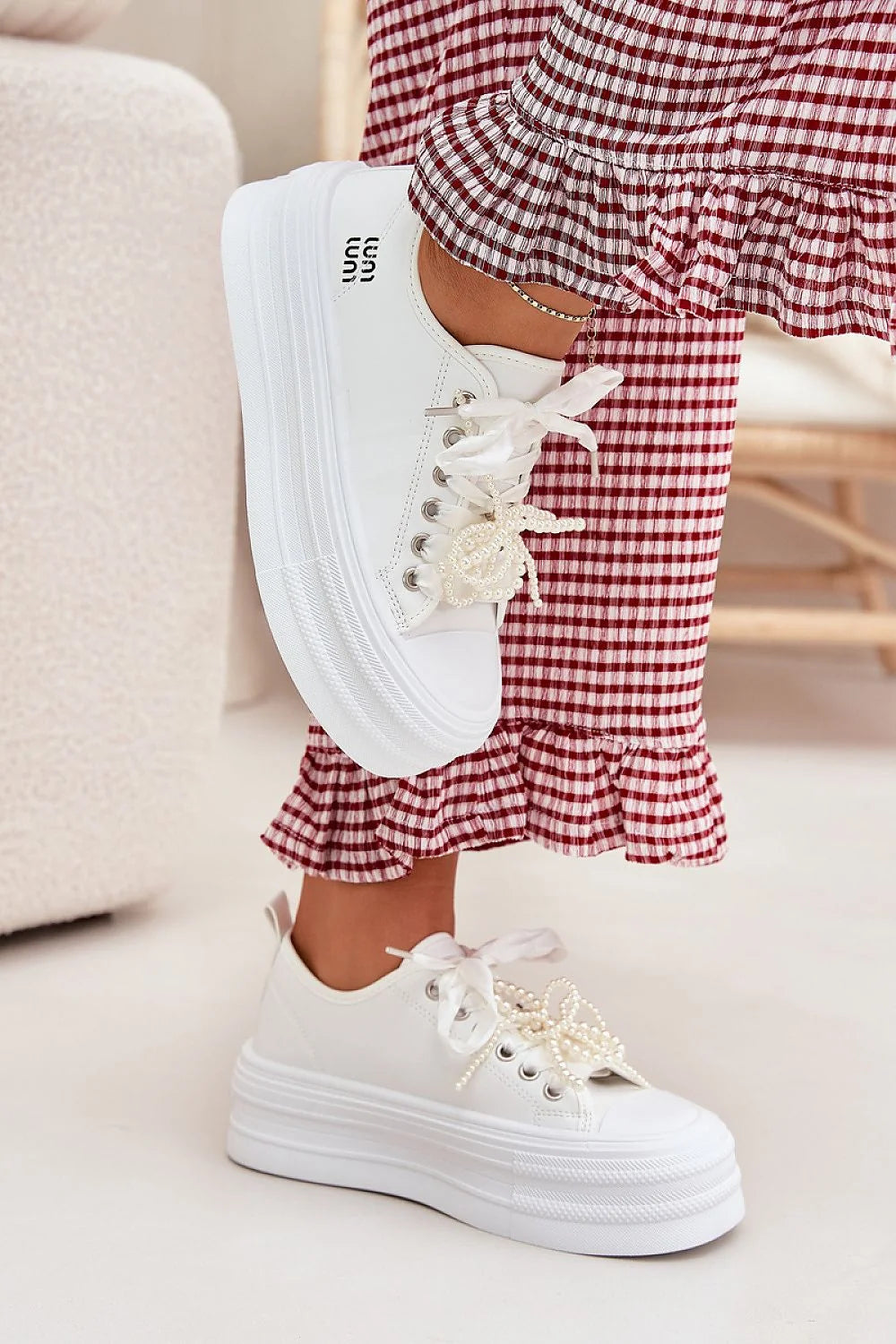 baskets femme similicuir blanche lisse plateforme épaisse compensée lacets perles noeud oeillets metalliques coutures visibles semelle interieure confortables polyvalentes