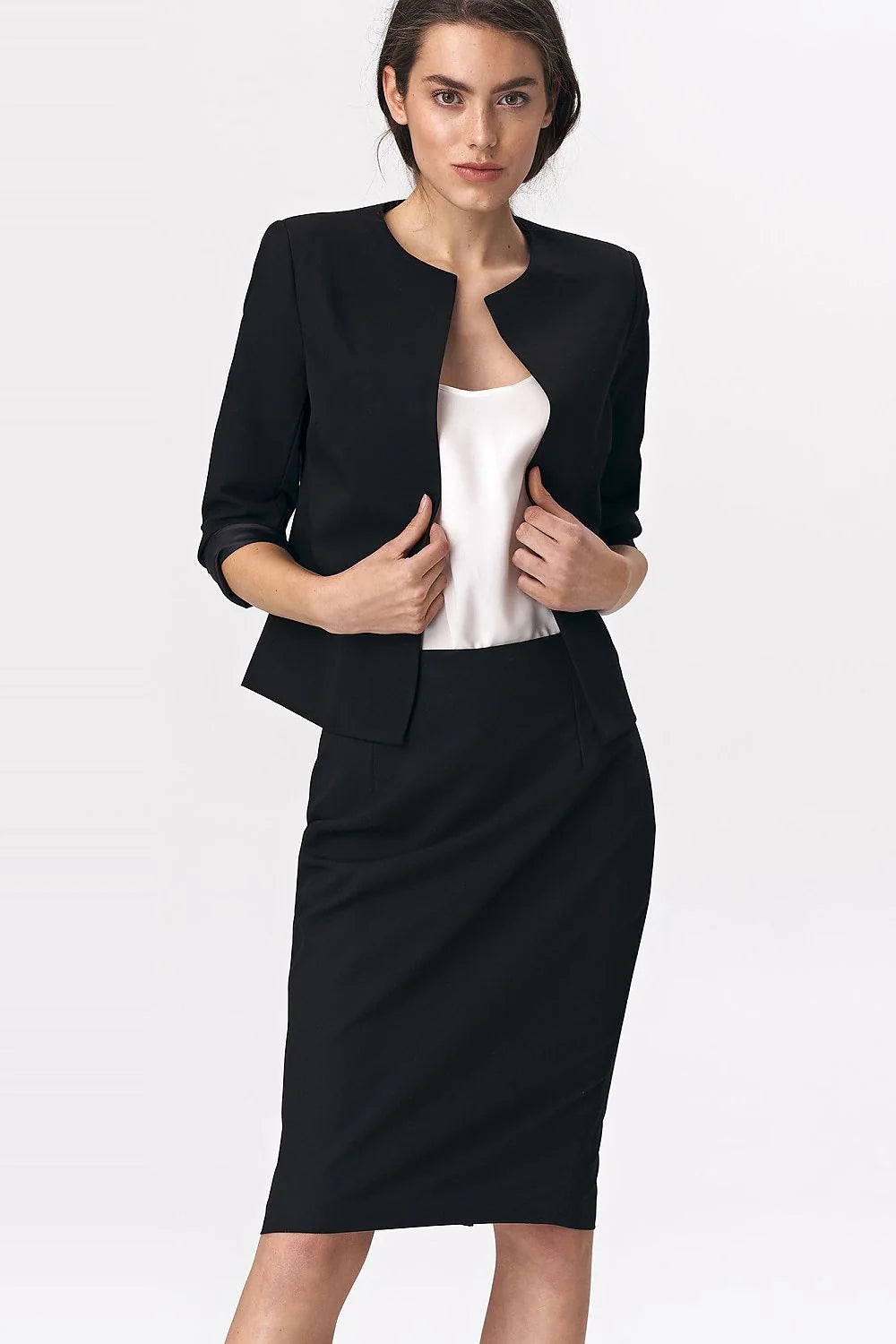 blazer femme court noir col rond ouvert manches troisquarts coupe cintrée silhouette structurée tissu doux viscose stretch
