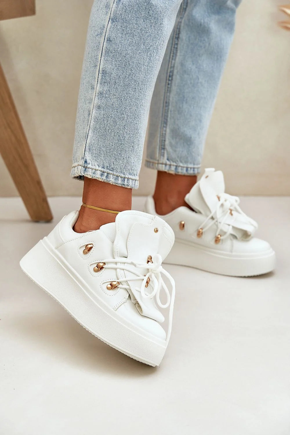 Baskets pour femmes design moderne épuré cuir synthétique blanc œillets dorés semelle épaisse confortable