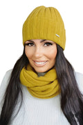 bonnet snood écharpe maille côtelée moutarde femme ajustée stretch épaisse douce chaude ample plaque métallique décorative élégante
