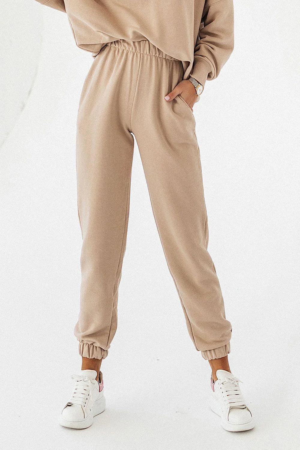 Pantalon jogging femme beige élastique poches latérales avec haut assorti coton élasthanne confortable style décontracté