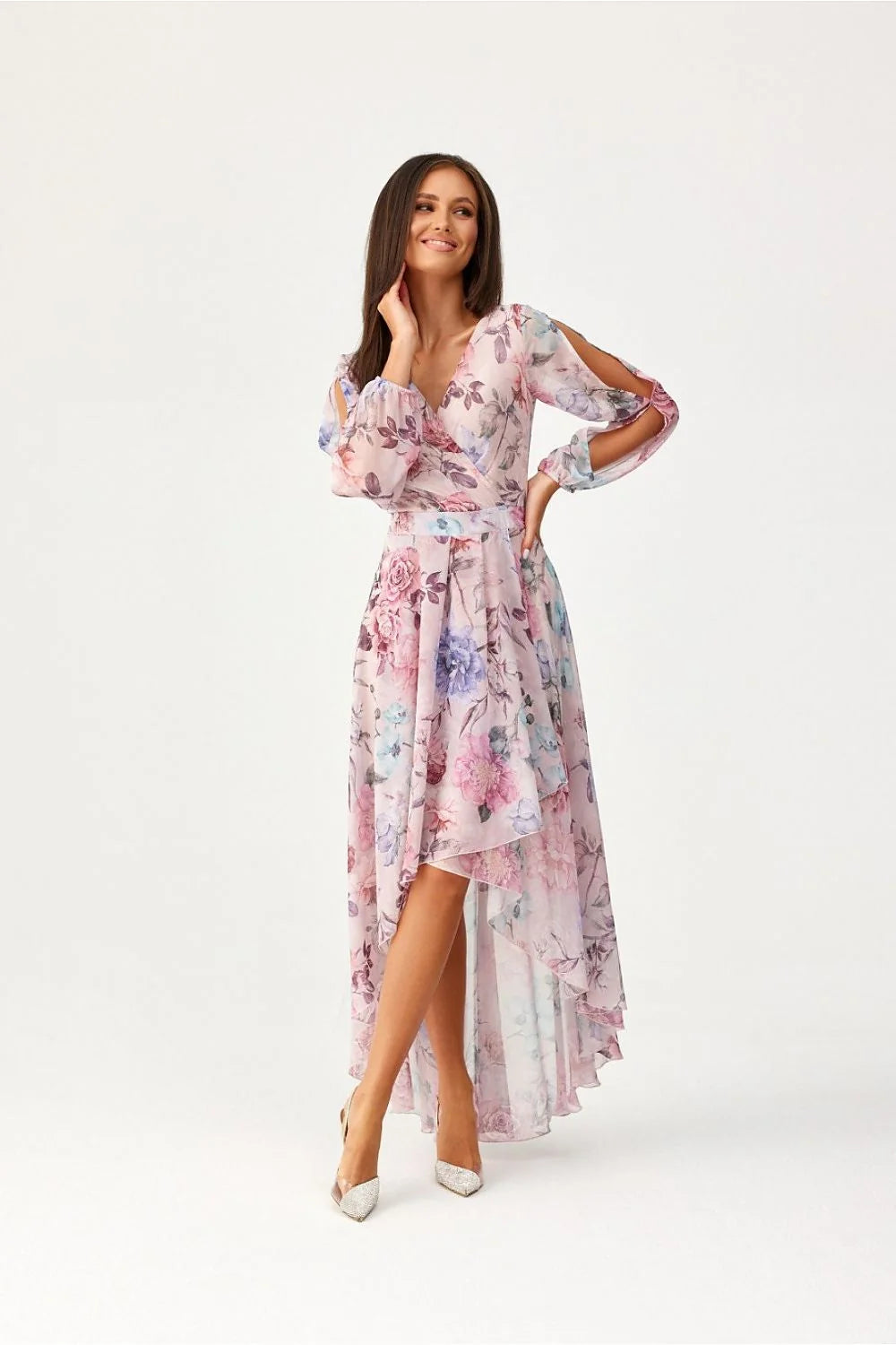robe asymétrique longue motif floral pastel manches bouffantes poignets resserrés taille cintrée ceinture intégrée chiffon voile fluide décolleté V croisé