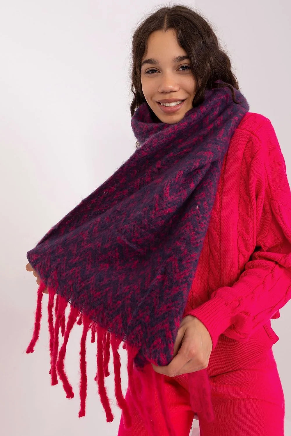 Écharpe féminine moderne motif chevron violet fuchsia franges longues polyester durable accessoire automne hiver