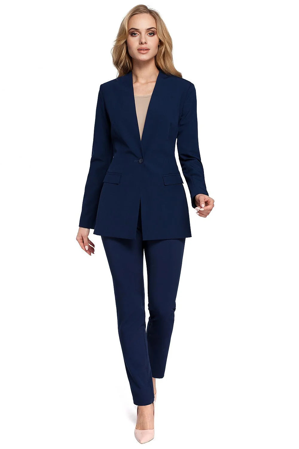 Blazer femme ajusté en tissu bleu marine élégant pour un style professionnel et chic