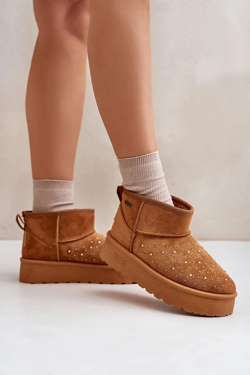 Bottines de neige élégantes pour femmes cuir suédé marron clair fourrure doublure semelle crantée ornement clous dorés