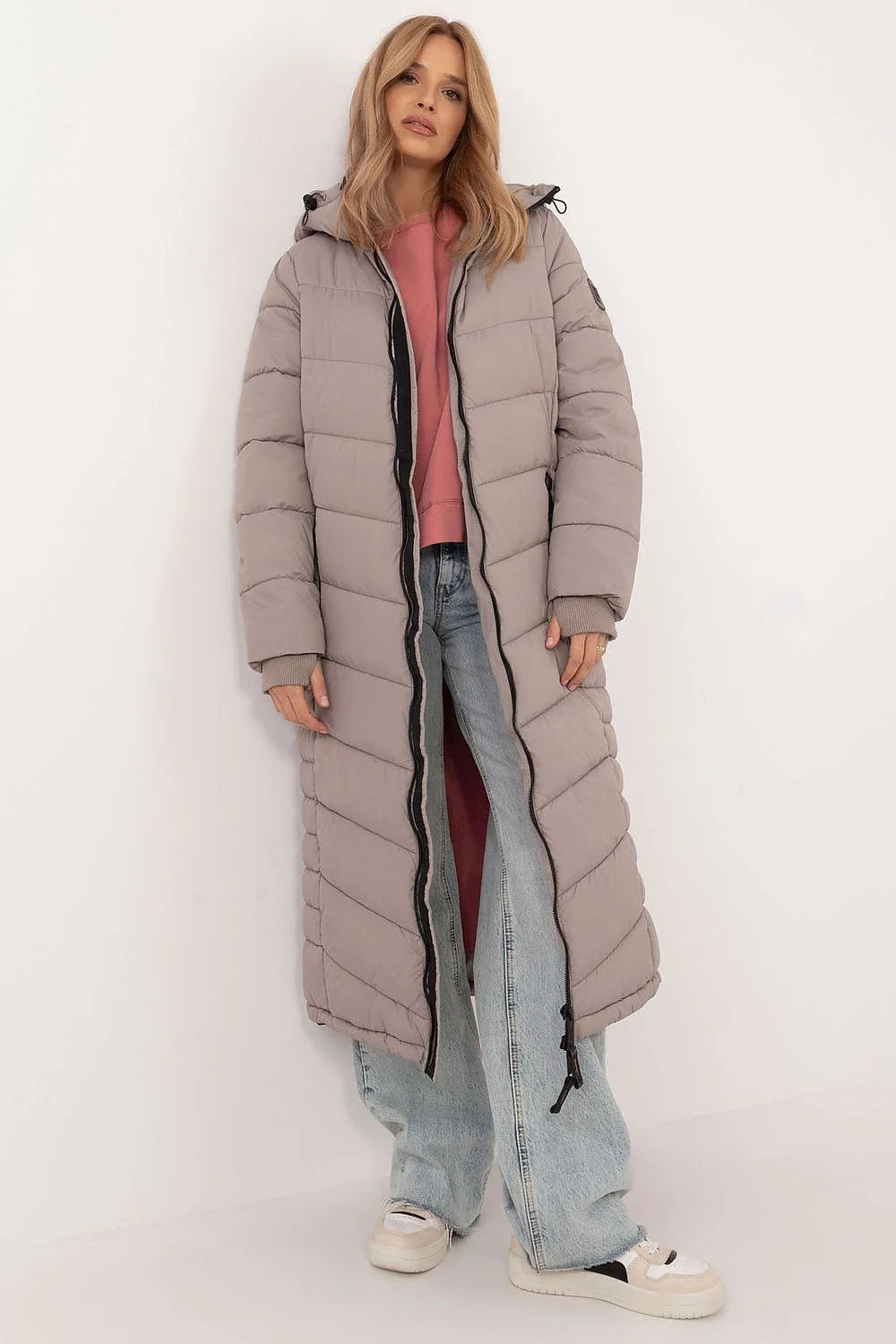 Veste matelassée longue pour femme en polyester, gris taupe, coupe ajustée, capuche, fermeture éclair, poches zippées, style moderne, hiver 2023