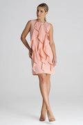 robe cocktail femme élégante moderne sans manches coupe droite fluide courte volants cascade asymétriques rose poudré pêche crêpe léger structuré