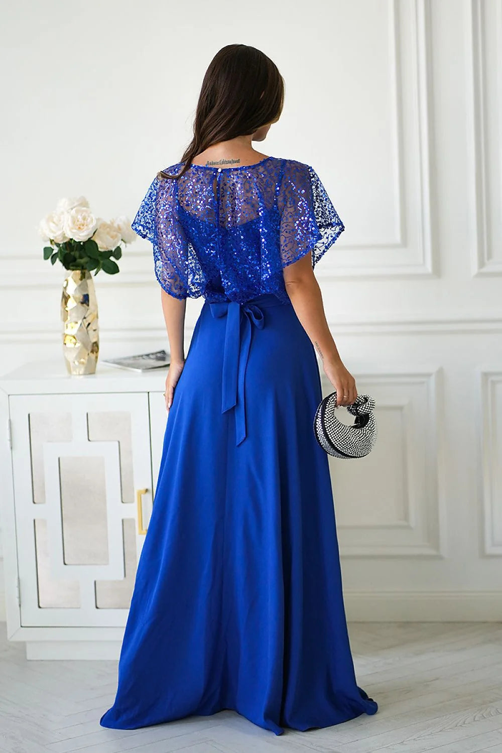 robe longue soirée bleu roi tulle brodé sequins encolure illusion manches papillon transparentes taille fleurie jupe satinée fente