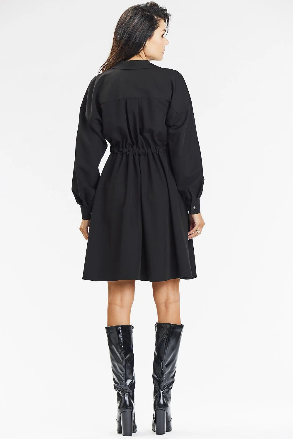 robe chemise noire cintrée taille marquée manches longues poignets ajustés jupe évasée plissée longueur genou tissu fluide polyester