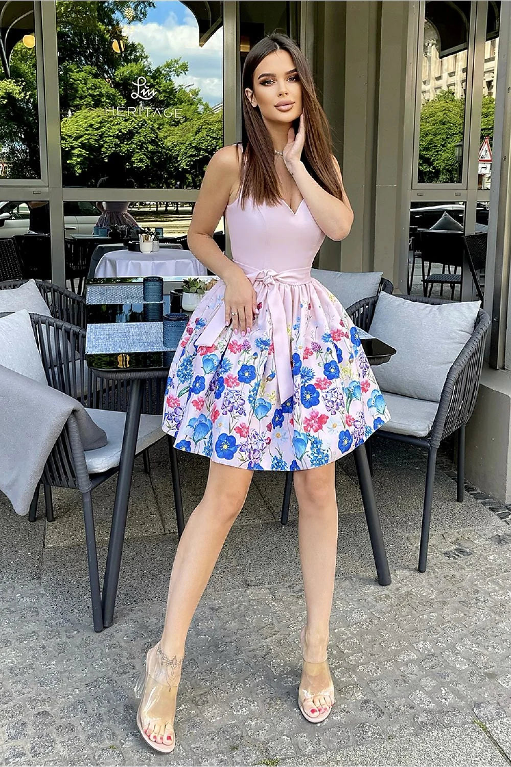Robe de cocktail élégante fleurs teintées décolleté cœur bretelles fines polyester viscose tailles 32-38