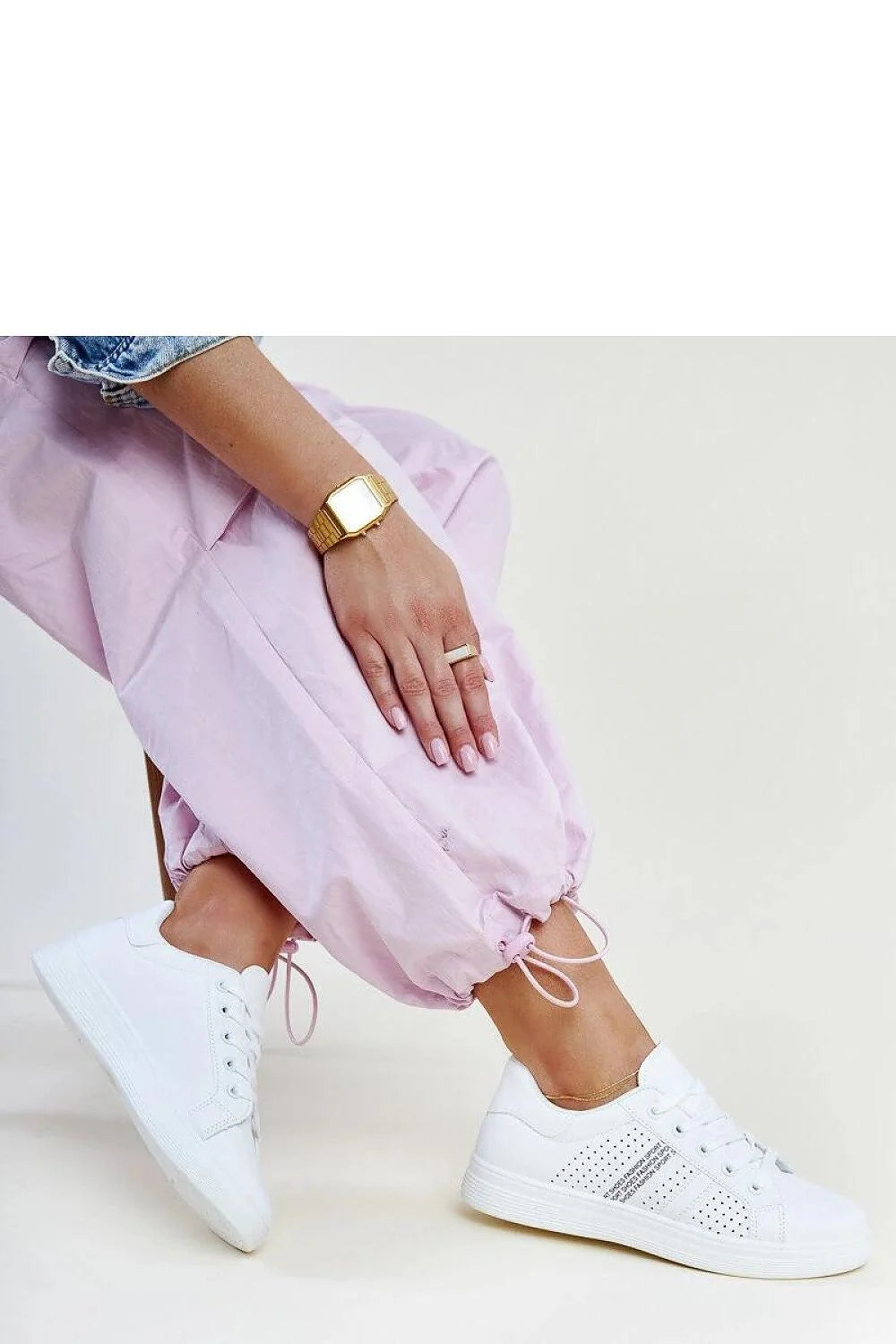baskets basses femmes blanches similicuir tige perforée bandes latérales bout rond semelle caoutchouc épaisse flexible col rembourré confort