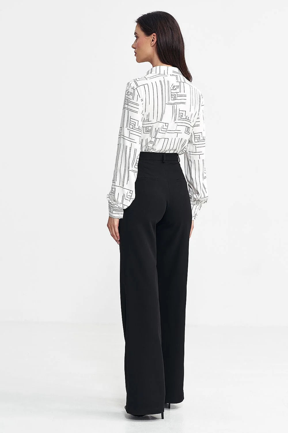 Pantalon long pour femme, coupe ajustée, taille haute, jambes larges, design moderne, élégant, couleur noire, occasion professionnelle, look intemporel, matière douce, fermeture discrète, poches pratiques