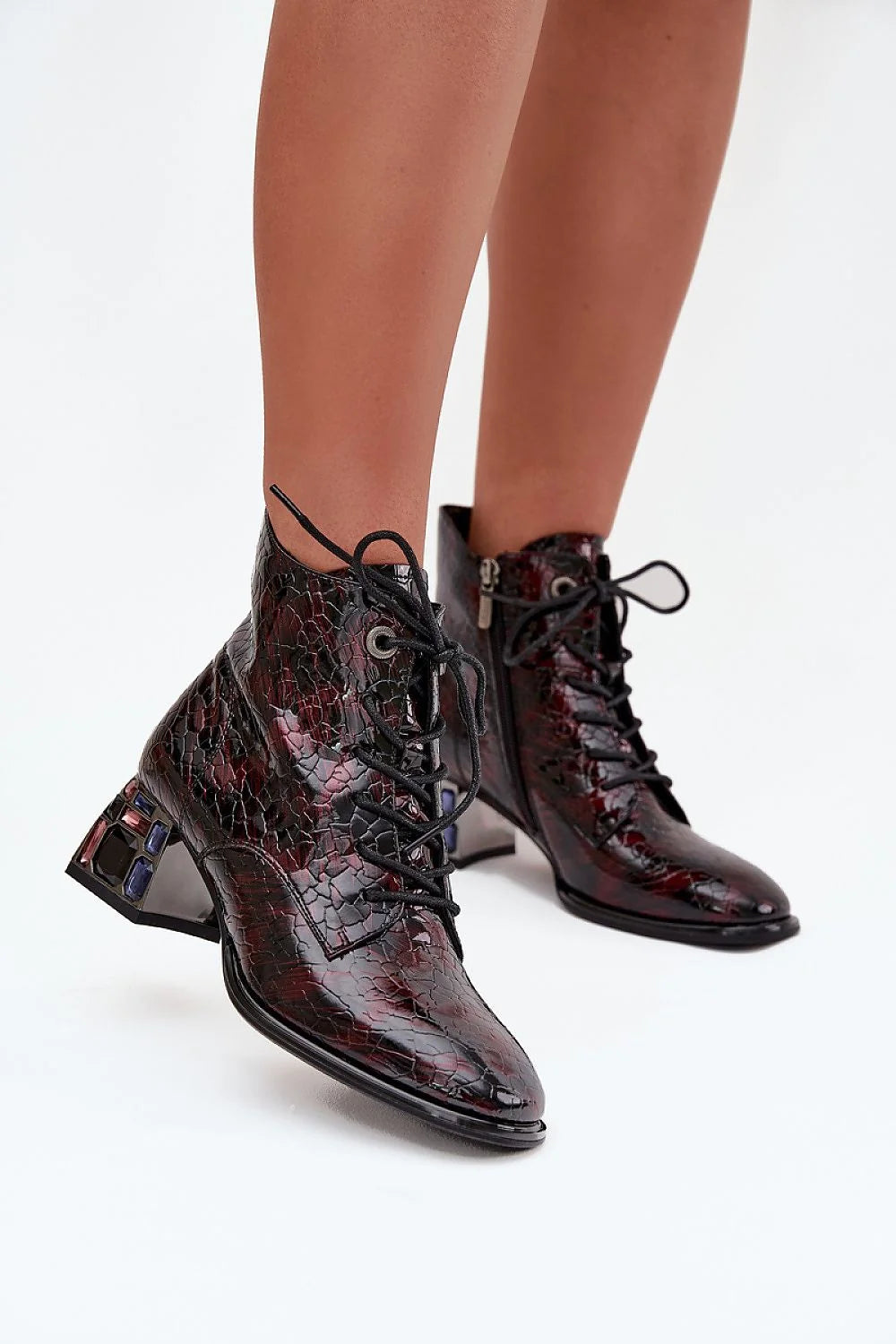 artiker bottines femme cuir verni effet croco bordeaux brillant talon bloc sculpté cristaux lacées zippées latérales bout arrondi