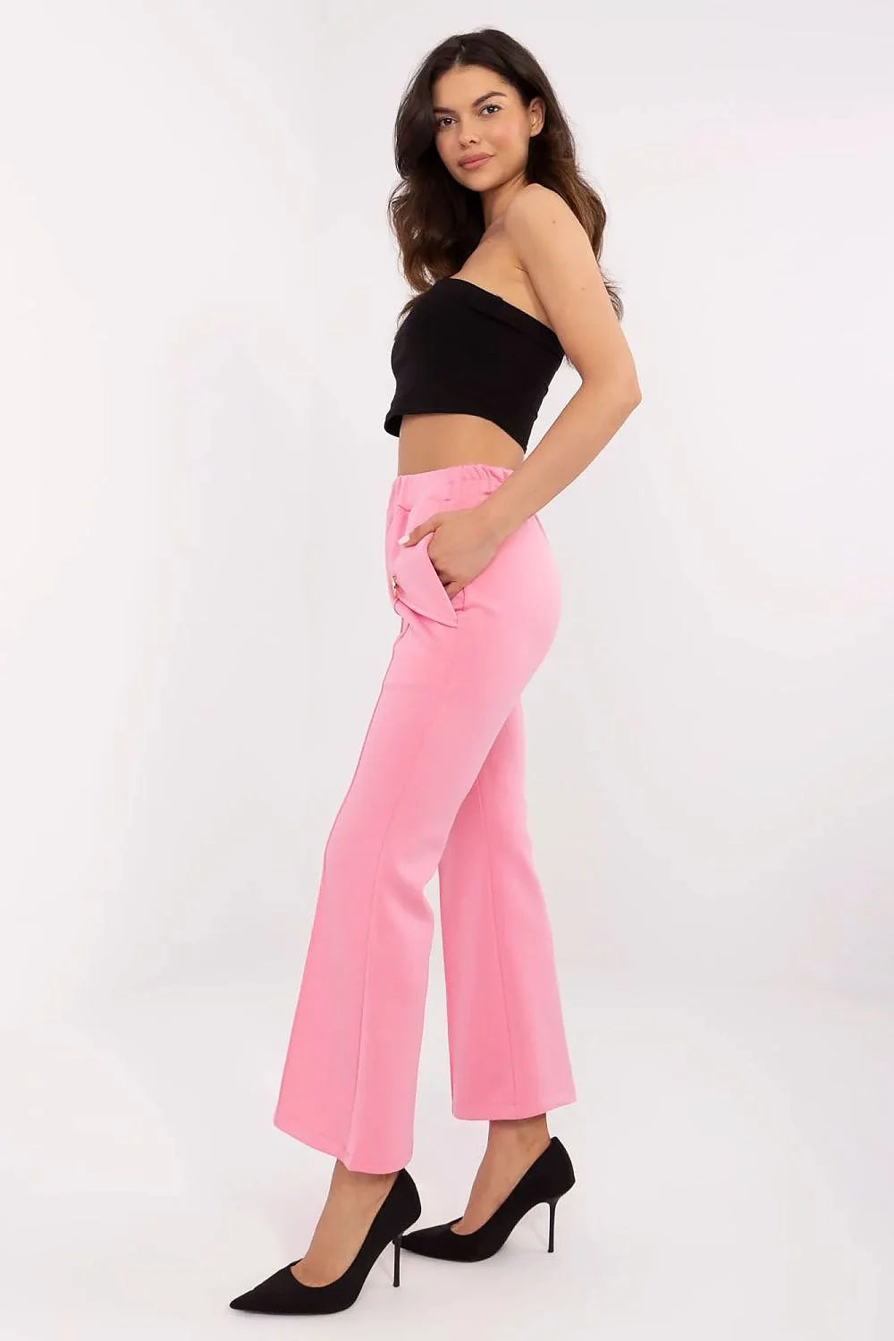 Ensemble féminin élégant crop top pantalon taille haute flared noir rose matière stretch semi-formel