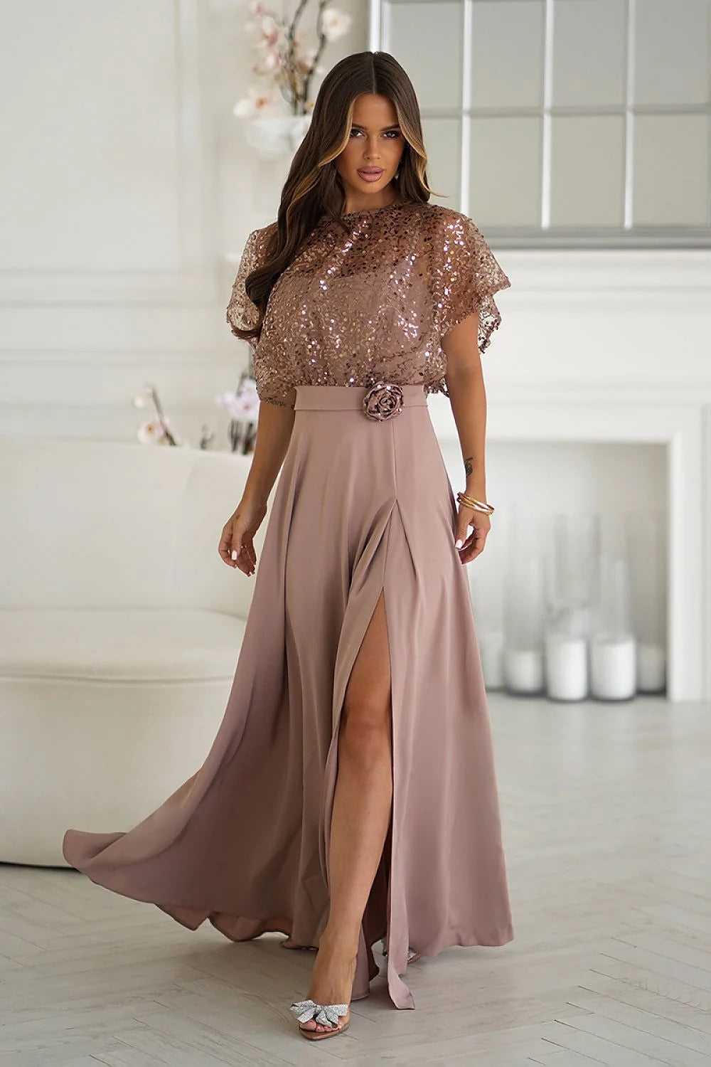 robe longue soirée mauve poudrée fines bretelles boléro pailletée rosette ceinturée crêpe satiné fluide fente latérale fermeture éclair dissimulée glamour