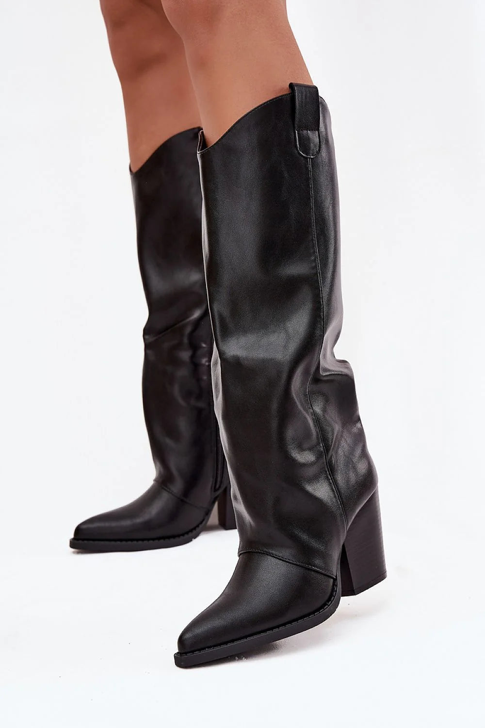bottes cowgirl femme similicuir noir tige haute légèrement froncée bout pointu talon bloc stable semelle surpiquée passants enfilage glissière
