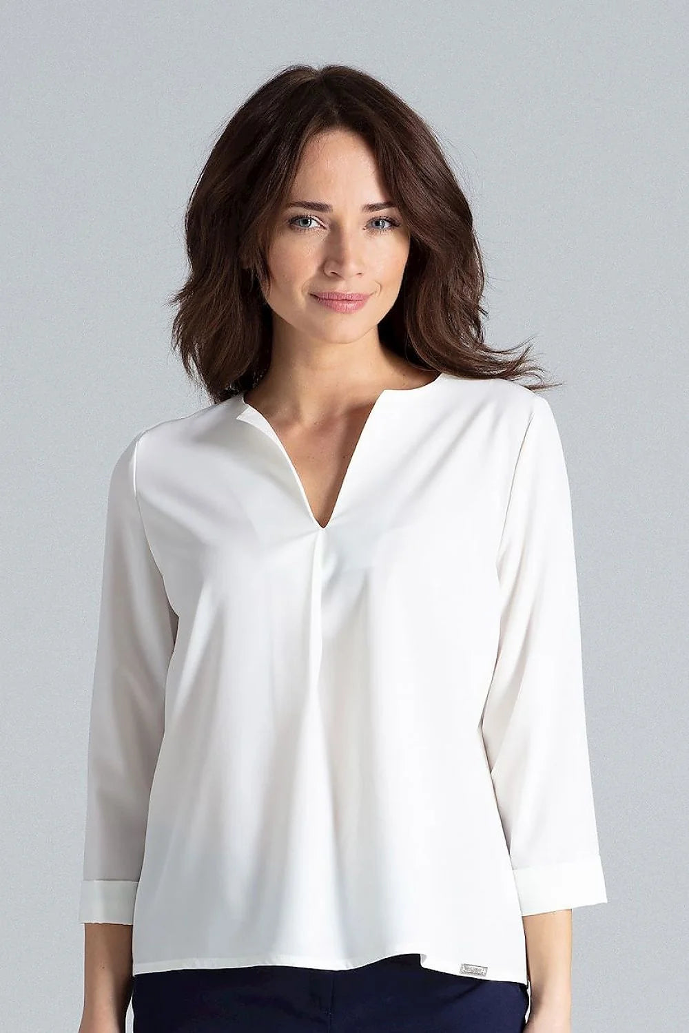 chemisier femme blanc cassé coupe droite fluide manches longues encolureV plis contrastés tissu léger polyester elasthanne poignet soigné minimaliste polyvalent