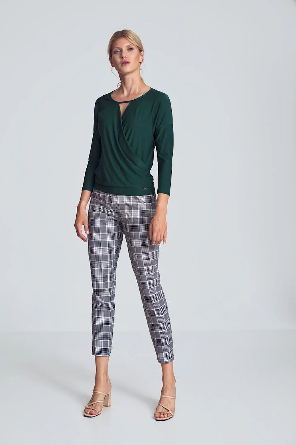 Haut féminin blanc en polyester viscose élégant manches longues encolure V pour look chic