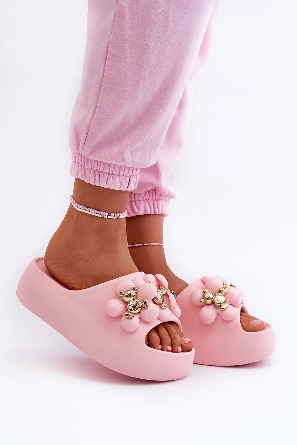 sandales femmes rose pâle modernes ludiques confortables estivales slipon bout ouvert plateforme mousse épaisse semelle amortie appliques fleurs perles dorées