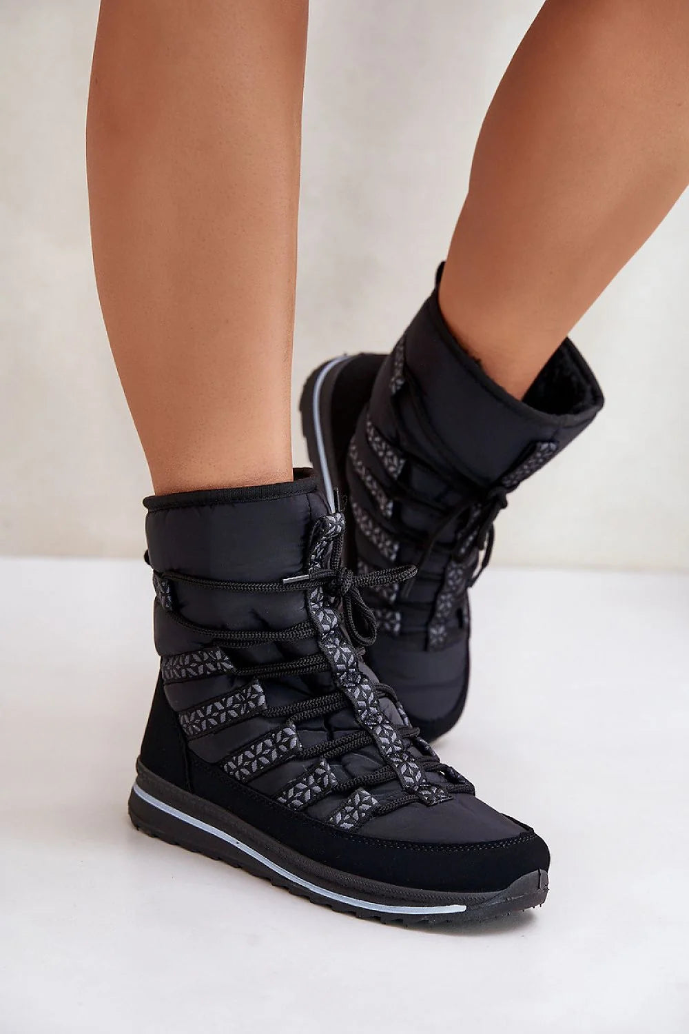 Bottes de neige modernes pour femmes en synthétique noir, montantes, imperméables, fourrure intérieure, semelle crantée, lacets, design élégant, usage quotidien hiver
