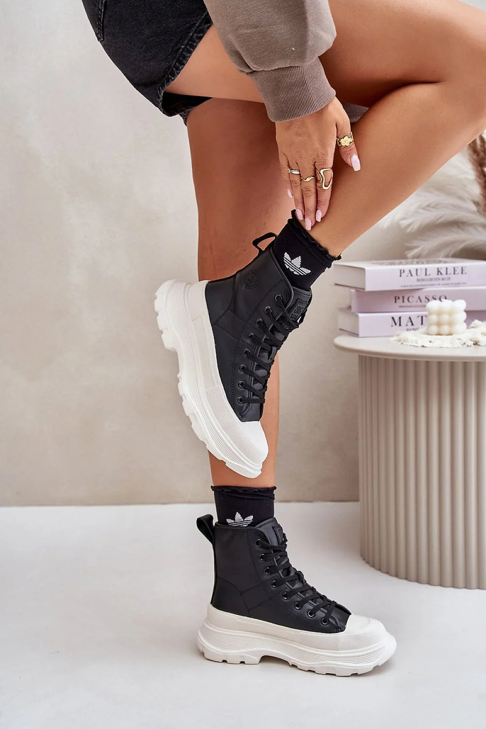 bottines femmes montantes cuir noir tige lisse lacets œillets semelle plateforme blanche crantée adhérente robuste urbaine volumineuse doublure moelleuse
