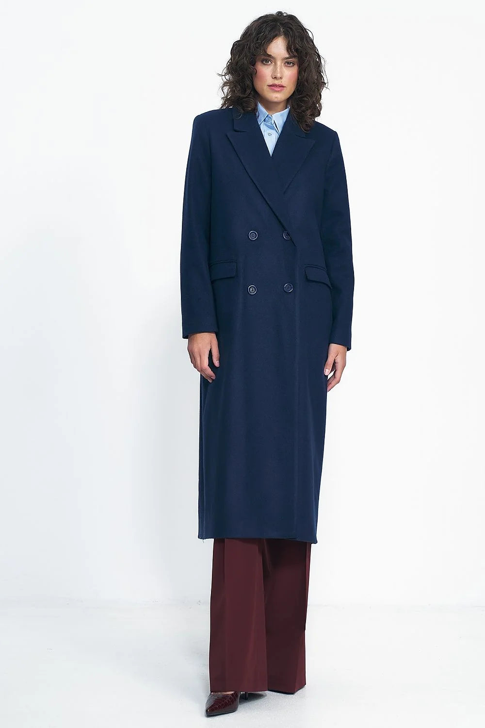 Manteau élégant long bleu marine double boutonnage style raffiné pour femmes coupe ajustée matières chaudes