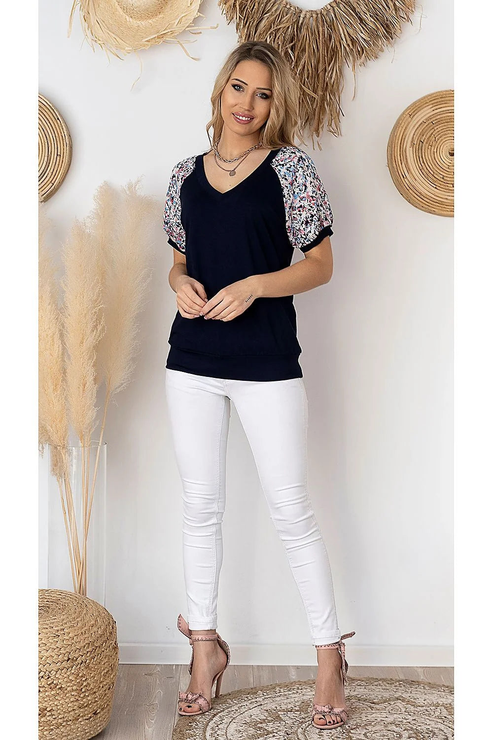 T-shirt coton décontracté bleu marine manches florales col V pour femmes modernes et élégantes