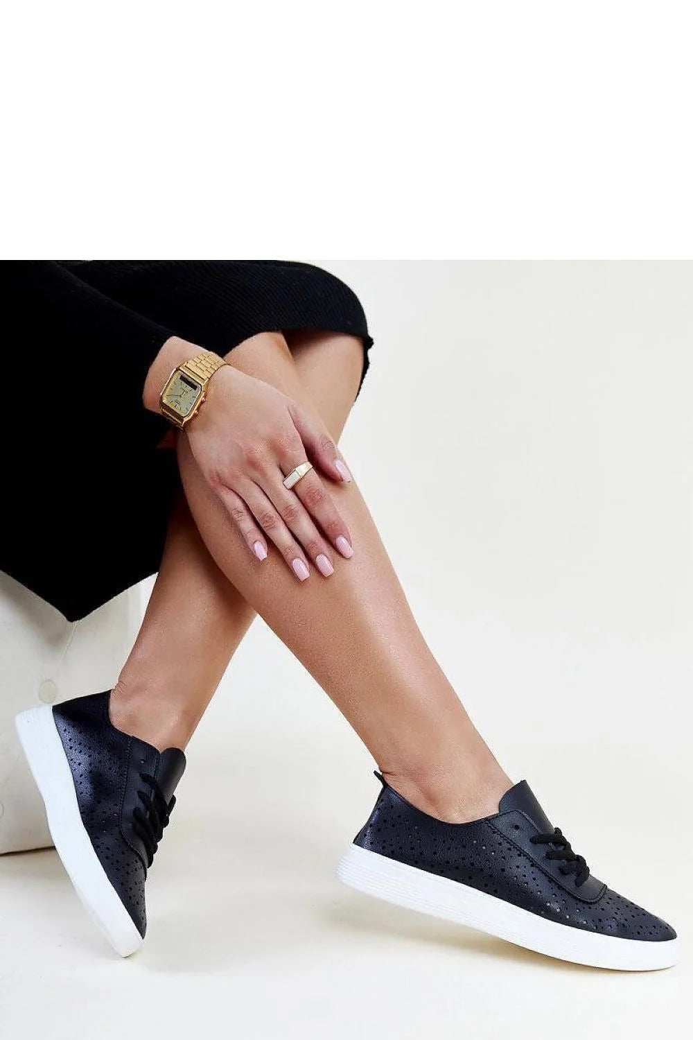 Baskets noires perforées design moderne casual tige cuir synthétique semelle épaisse blanche lacets noirs low cut confortable femme