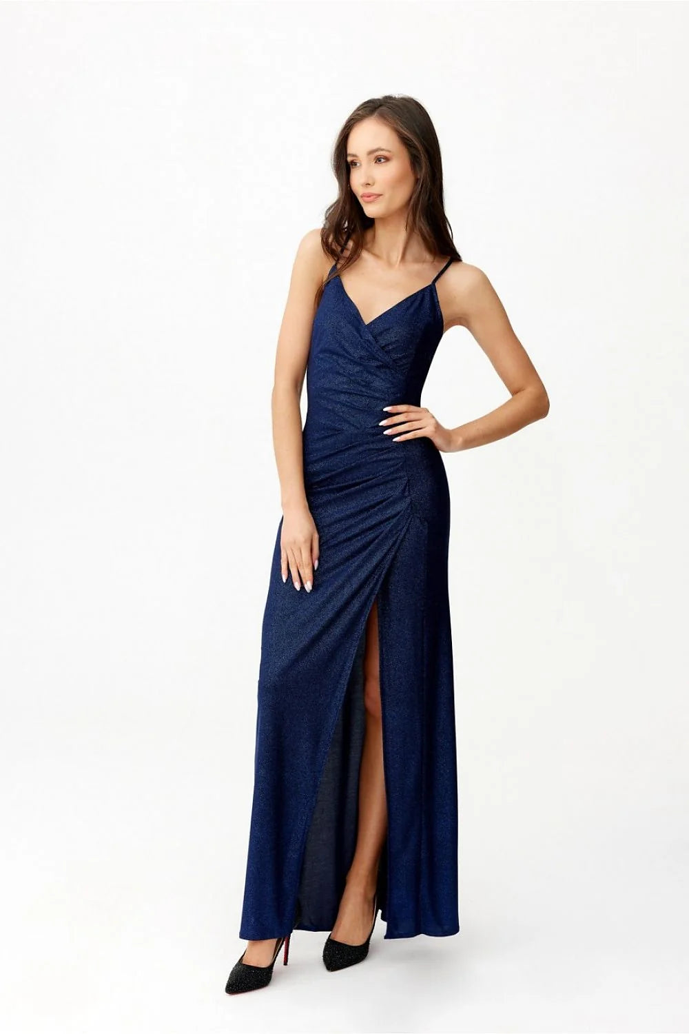 Robe de soirée élégante longue décolleté en V dos ouvert bretelles fines coupe ajustée bleu profond tissu scintillant femme