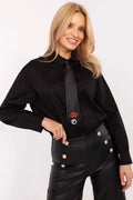 Outfit femme chic contemporain chemise manches longues cravate brodée pantalon similicuir noir taille haute boutons métalliques