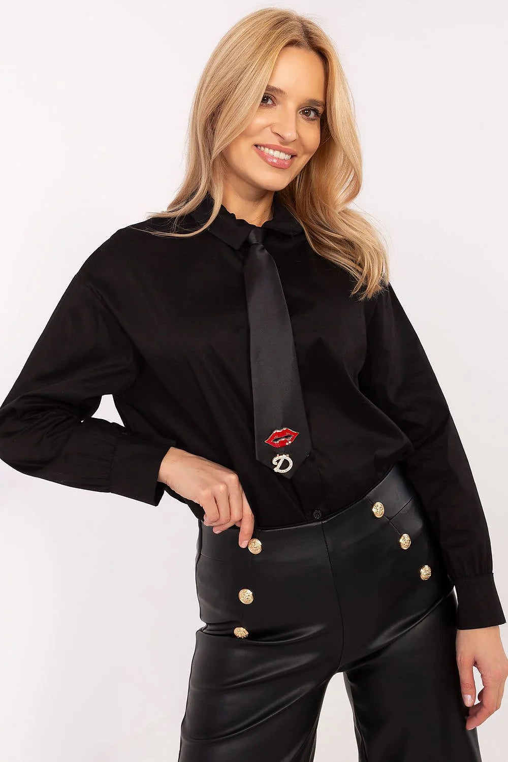 Outfit femme chic contemporain chemise manches longues cravate brodée pantalon similicuir noir taille haute boutons métalliques