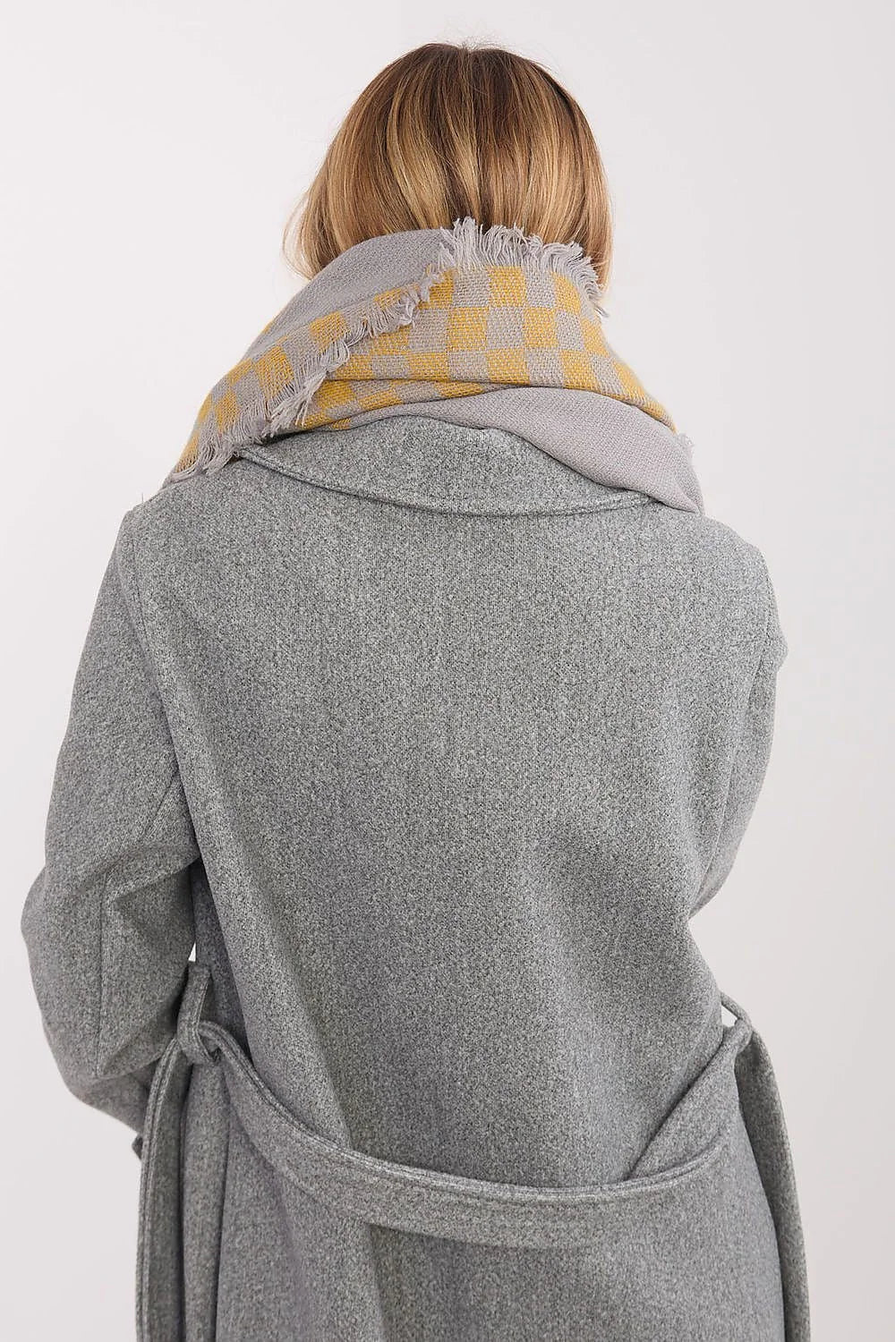écharpe châle oversize carré plaid carreaux jaune moutarde gris grande maille tricotée douce bords effilochés franges délicates tombé enveloppant cocooning