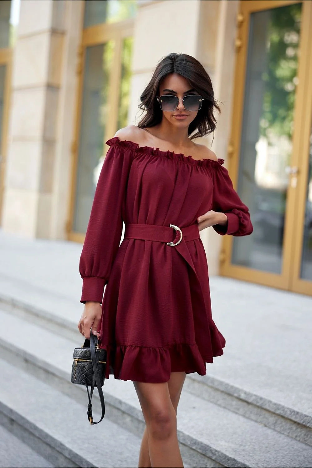 Robe de jour élégante off-shoulder manches longues volants ceinture dorée bordeaux femme Roco Fashion
