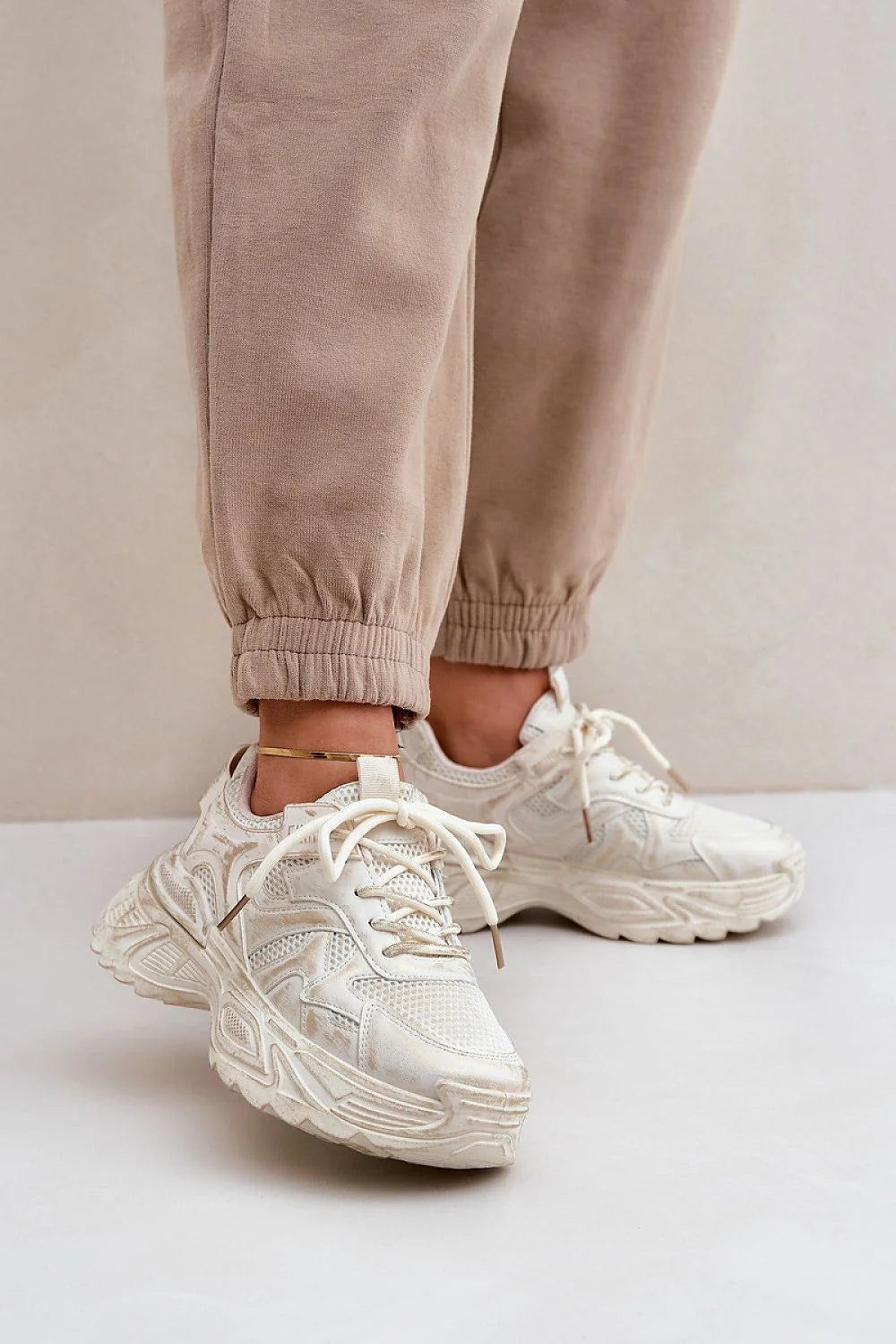 Chaussures de sport pour femmes en simili cuir, style moderne, couleur crème, confort optimal, parfaites pour les tenues décontractées
