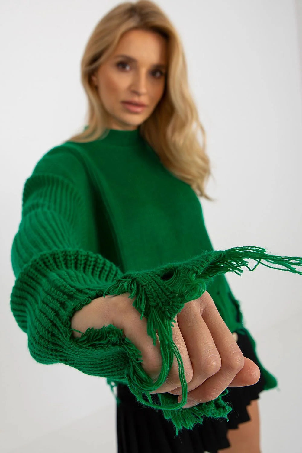 Chandail ample en laine noire pour femme, style moderne, manches longues, coupe asymétrique, finitions usées, tendance urbaine, Paris