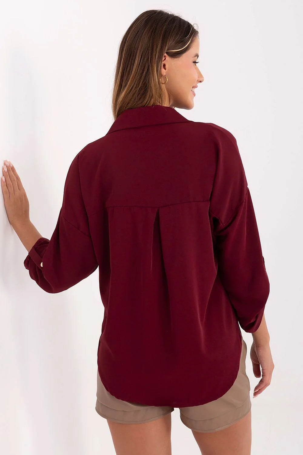 chemise femme bordeaux manches longues retroussables boutonnée col classique tissu fluide boutons dorés décoratifs broches subtiles élégantes polyester viscose élasthanne