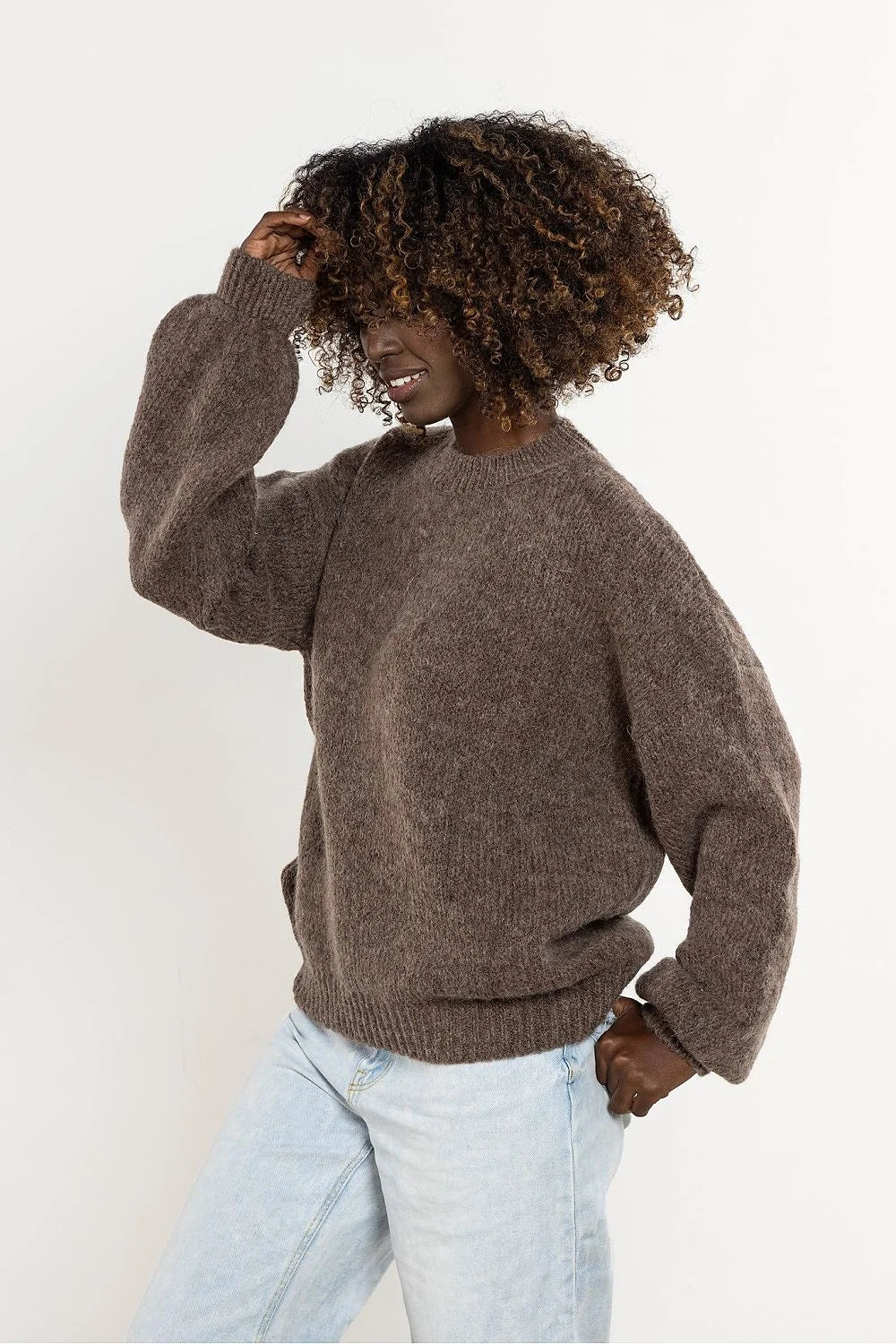 pull femme oversize maille duveteuse marron col rond manches longues bouffantes bords côtes épaules tombantes texture chaude moelleuse