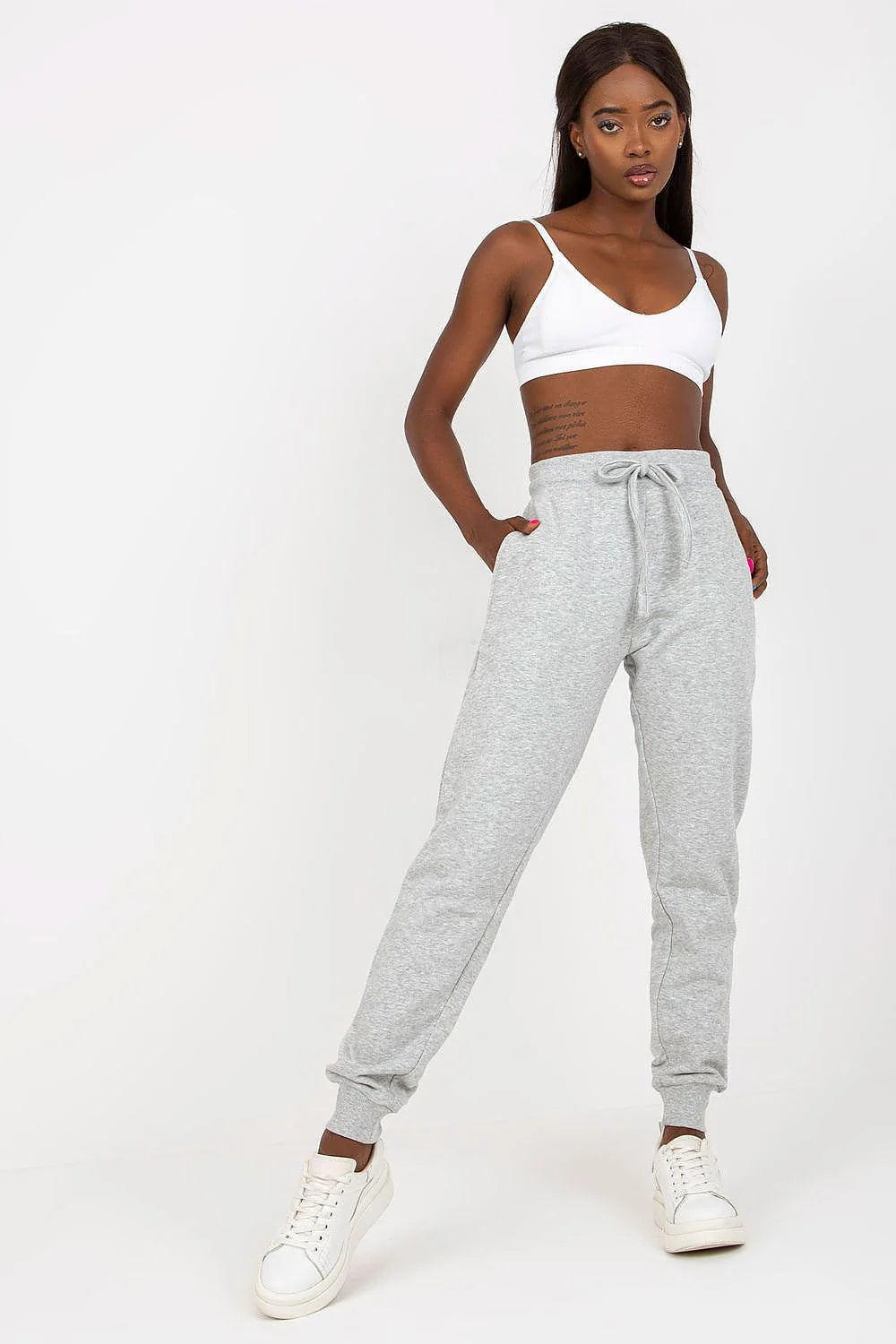 Tenue décontractée pour femme crop top ajusté et pantalon jogging gris foncé occasionnels