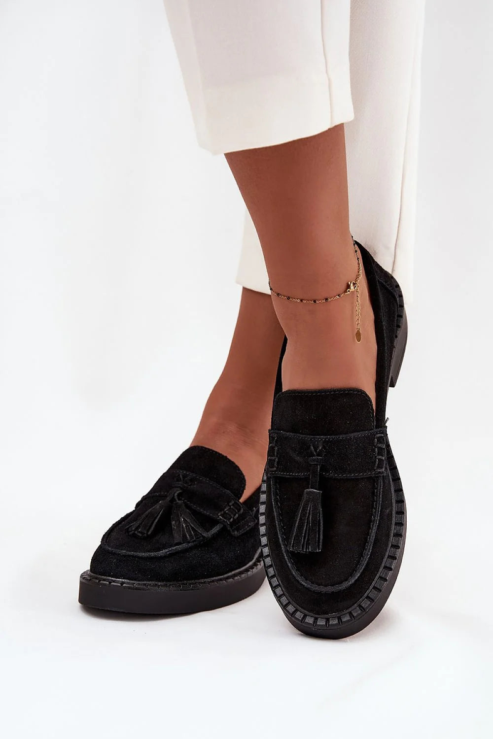 mocassins femme suède noir pampilles bout arrondi empeigne travaillée surpiqûres apparentes semelle crantée plateforme talon bas confortable maintien