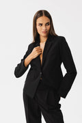 Tailleur femme deux pièces veste et pantalon noir style classique coupe structurée col à revers