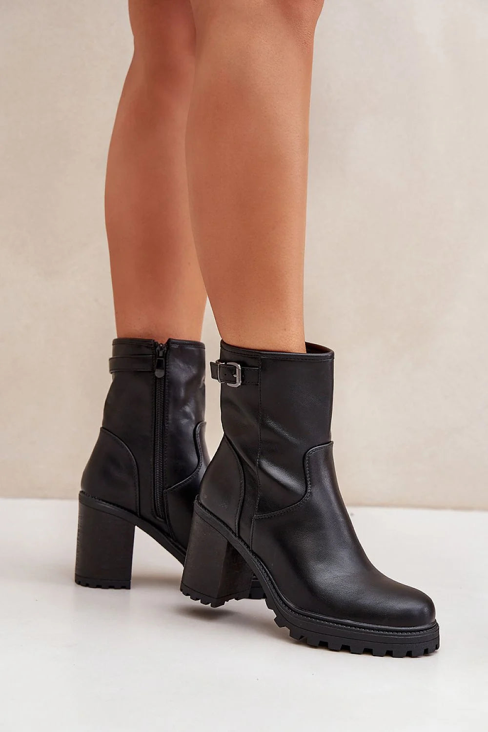 Bottes pour femmes en cuir noir haute qualité design moderne intemporel tige montante cheville style urbain chic élégance sophistication occasion quotidienne formelle confort durabilité