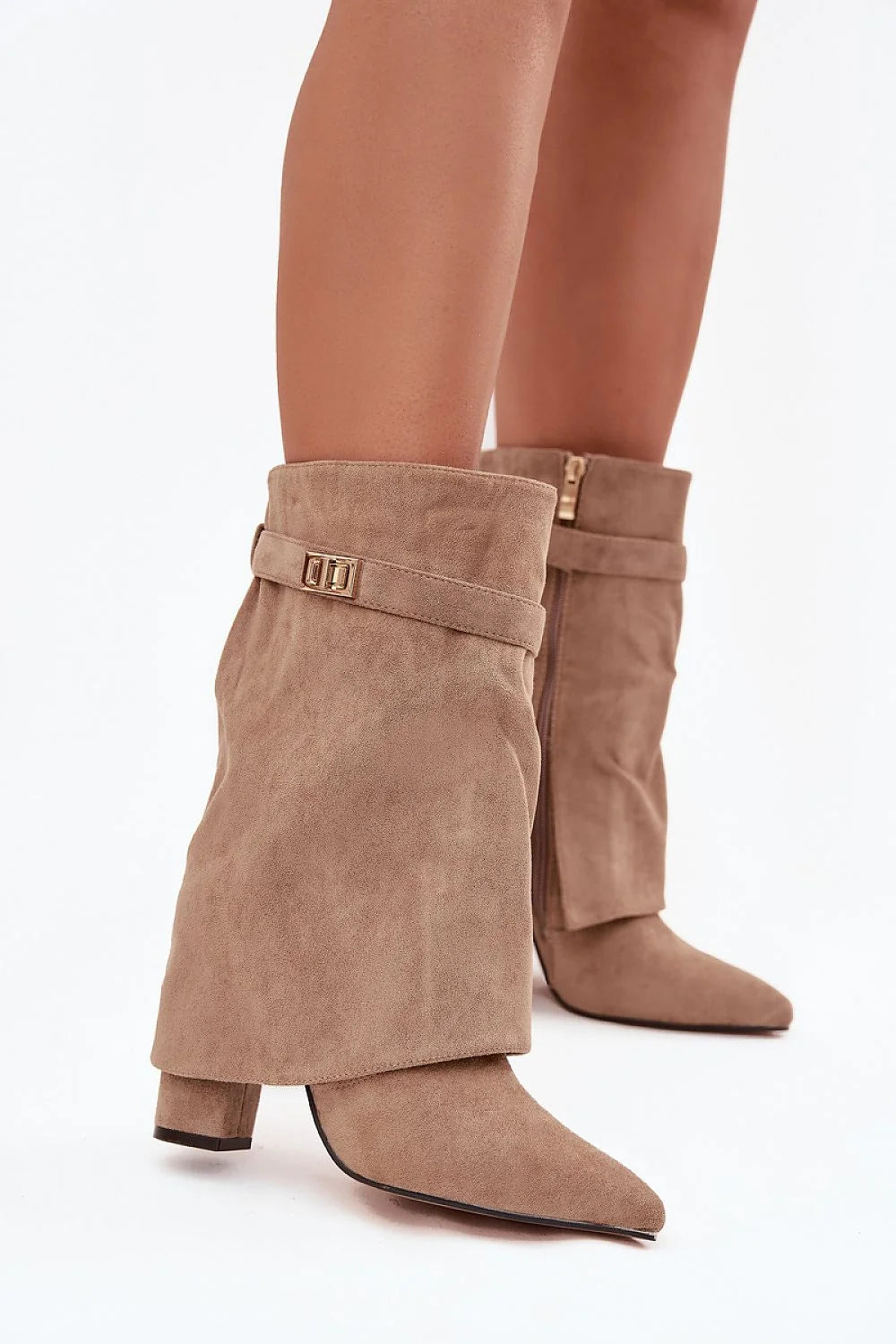 bottines suédine taupe écologique effet daim bout pointu talon bloc tige plissée revers bande décorative boucle dorée fermeture éclair