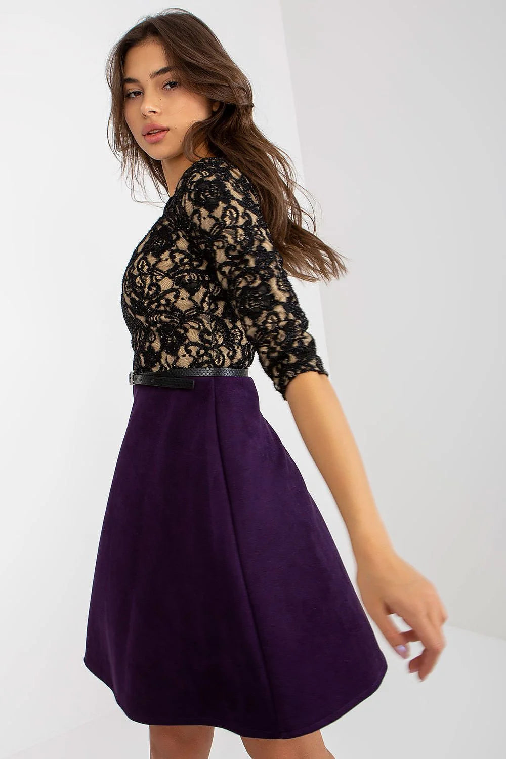 Robe de soirée élégante dentelle noire violet profond manches 3/4 ceinture noire coupe A-line femme