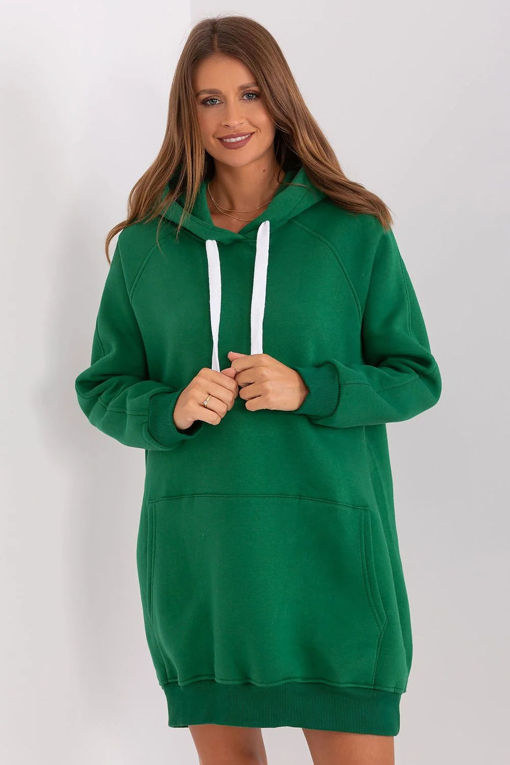 sweatshirt long femme capuche vert émeraude oversize mi cuisses manches raglan poche kangourou cordons blancs contrastants