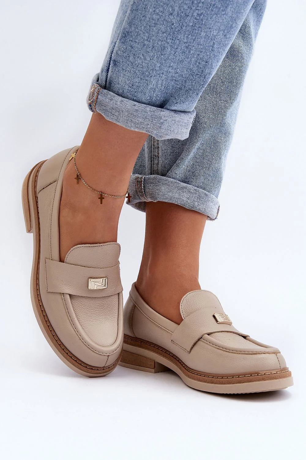 Mocassins femme en cuir naturel élégants style moderne beige pâle détails métalliques boucle dorée confort talon plat tige 6 cm