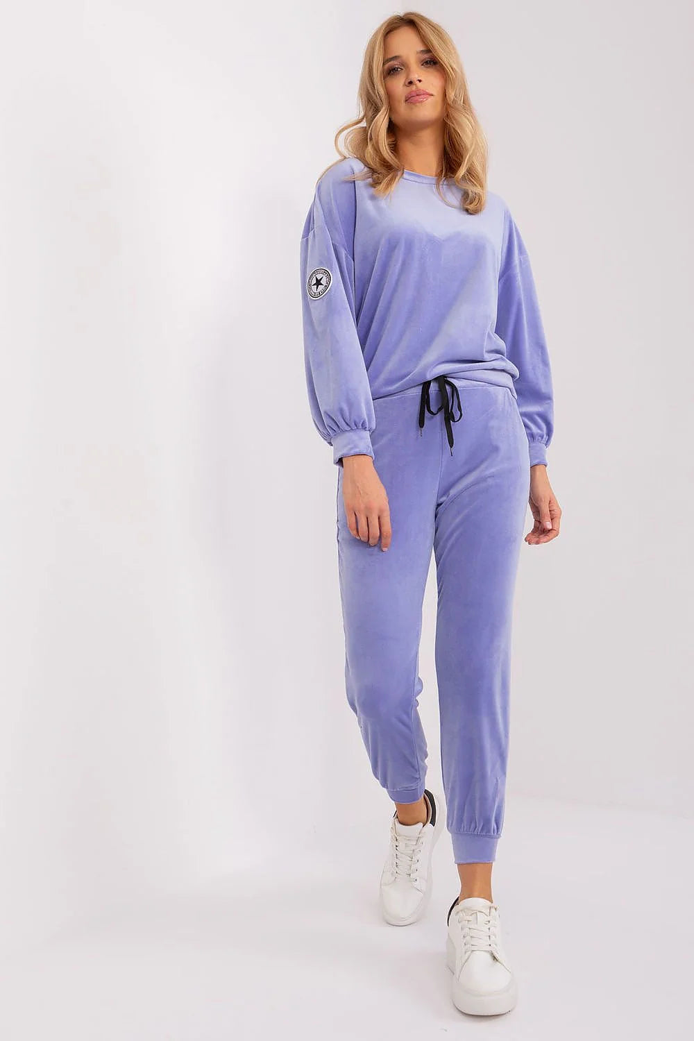 Ensemble Italy Moda pour femmes en velours doux bleu lavande, style élégant et moderne, coordonné haut et pantalon, coupe ample et ajustée