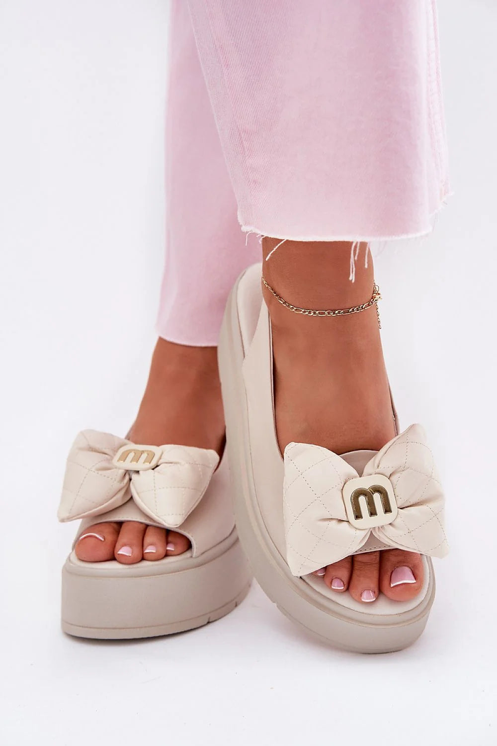Sandales compensées moderne élégante beige cuir naturel nœud matelassé semelle épaisse emblème doré bride large antidérapante occasion décontractée été femme