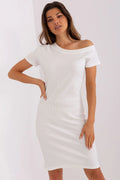 Robe de jour Relevance style minimaliste robe blanche coupe crayon manches courtes encolure asymétrique tissu côtelé