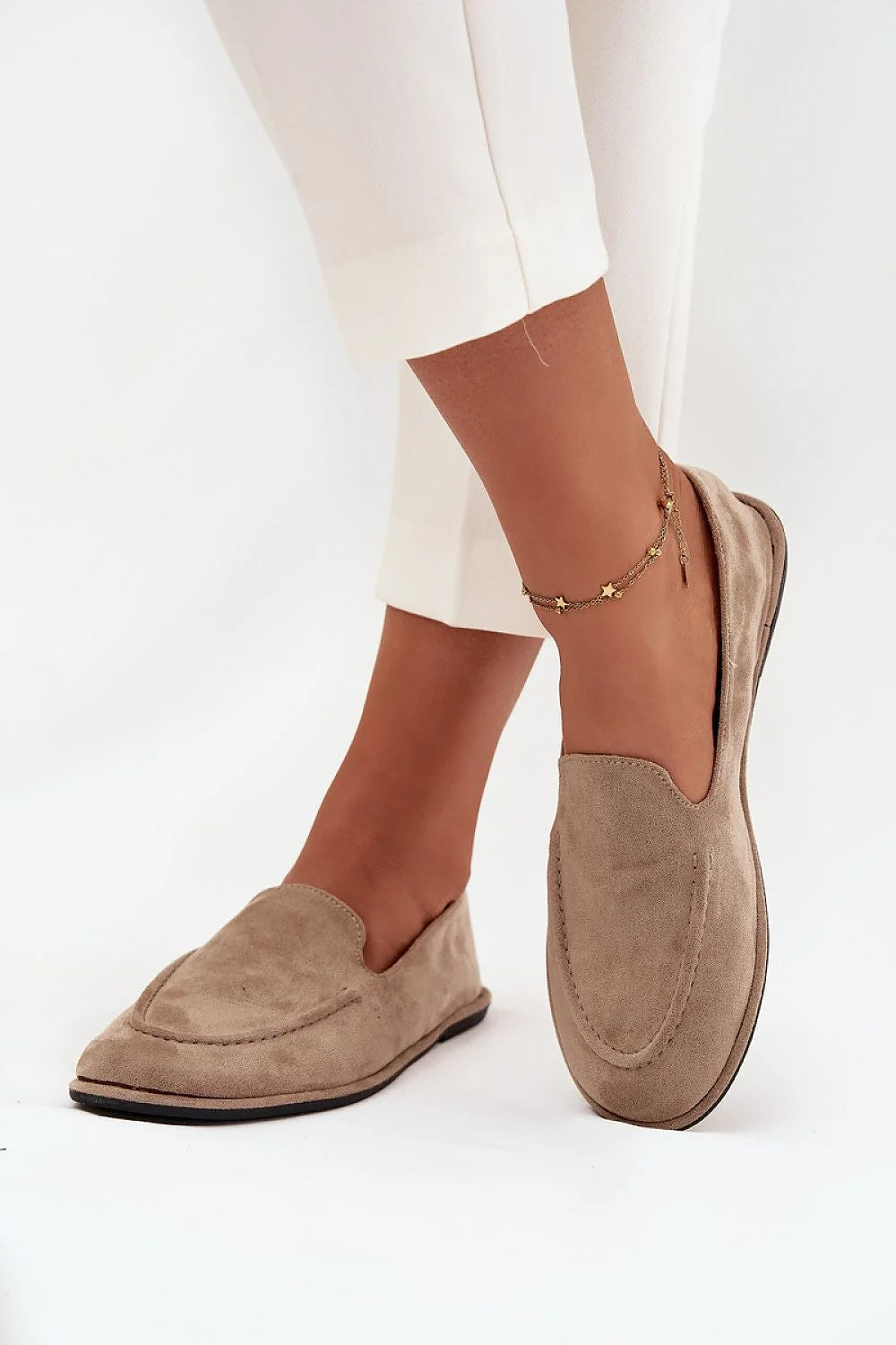 mocassins femme suédine écologique taupe bout arrondi empeigne lisse surpiqûres décoratives semelle plate gomme noire coupe basse confort